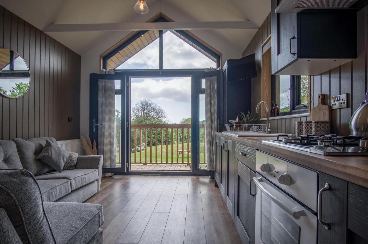 Cabin In The Woods - 1 Bedroom Lodge - Kilgetty Stepaside  ภายนอก รูปภาพ