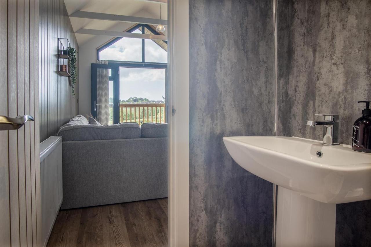 Cabin In The Woods - 1 Bedroom Lodge - Kilgetty Stepaside  ภายนอก รูปภาพ